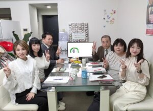 毎週火曜日はスタッフミーティング！ やっと秋らしくなりましたね！ クリスマスまで...