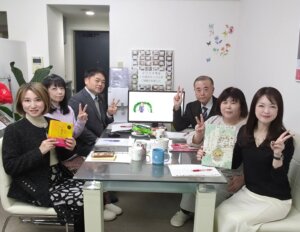 毎週火曜日はスタッフミーティング! クリスマスまで1ヶ月。みなさんもハピネスの婚...