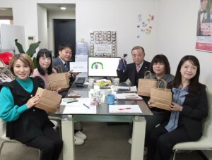 毎週火曜日はスタッフミーティング! クリスマスまで1週間を切りました。みなさんイ...