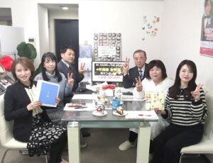 毎週火曜日はスタッフミーティング! やっとあゆさんがインフルエンザから無事に戻っ...