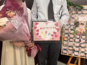 ご成婚手続き当日のサプライズプロポーズは大成功✨そして、速攻で大きな花束を抱えて...