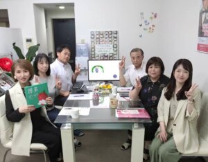 毎週火曜日はスタッフミーティング! 私たち6人が毎週集合して、会員のみなさんの婚...