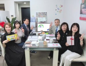 毎週火曜日はスタッフミーティング! 今年も早いものでクリスマスまで2ヶ月になりま...