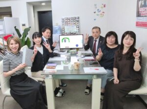 毎週火曜日はスタッフミーティング! 今年のクリスマスを楽しいイベントにするために...